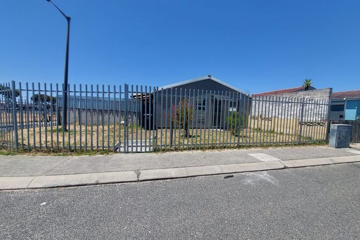 2-Bedroom House in Portlands For Sale: Garage, Parking for 6, Rental Income Potential.