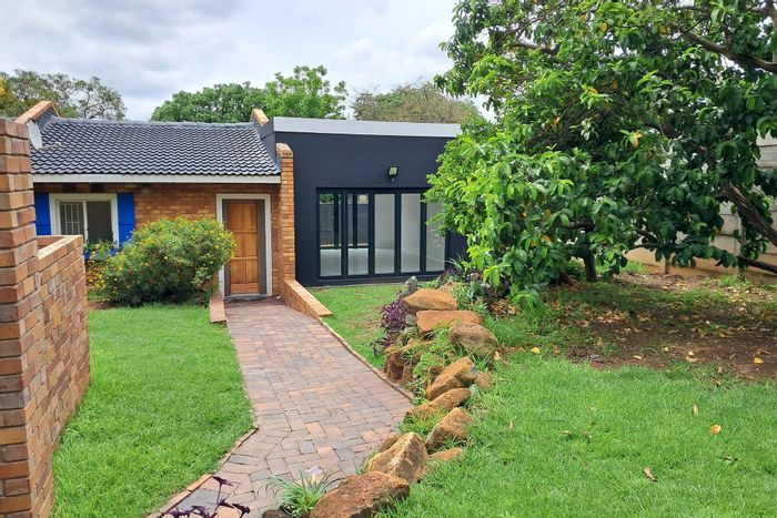 Cottage to Rent in Fourways: Private garden, high-speed fiber, and weekly cleaning included.