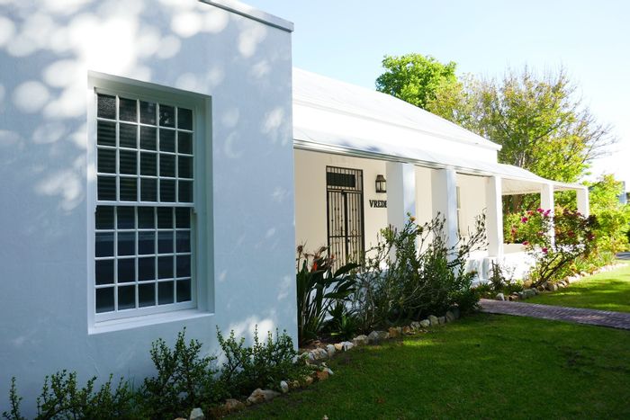 House for Sale in Villiersdorp Central: 3 en suite bedrooms, garden cottage, double garage.