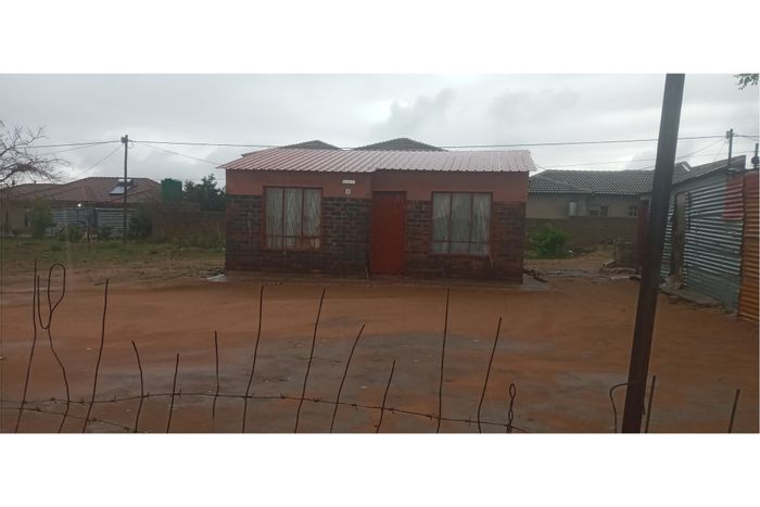 For Sale: House in Moletji with large stand, ideal for development opportunities.