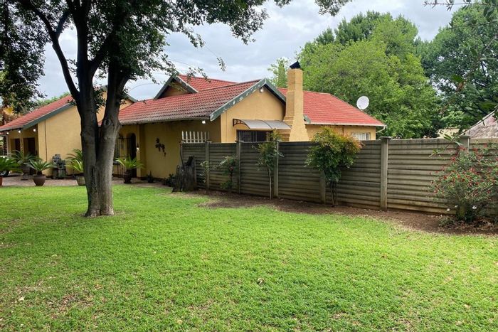 House To Rent in Sasolburg Central: 3 Bedrooms, Pool, Lapa, Spacious Yard.