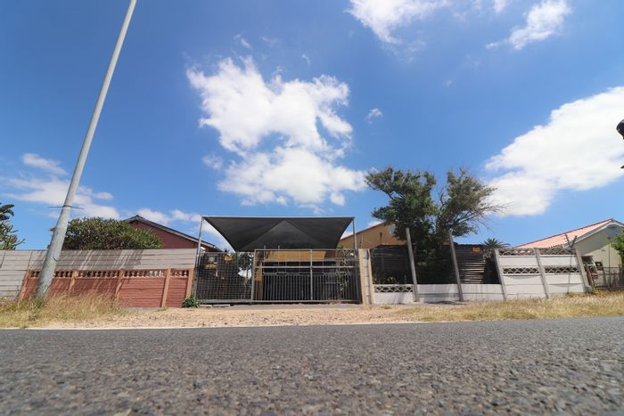 5-bedroom house with carport, yard space, and investment potential in Brooklyn. For Sale.