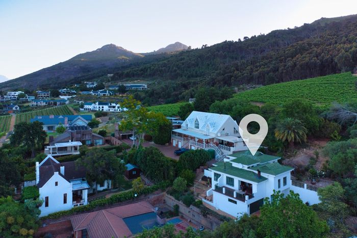 Lemoenkloof House For Sale: 4 bedrooms, garden, patio, near amenities.