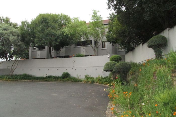 Rivonia Apartment For Sale: Spacious unit, balcony, pool, 24-hour security, convenient location.