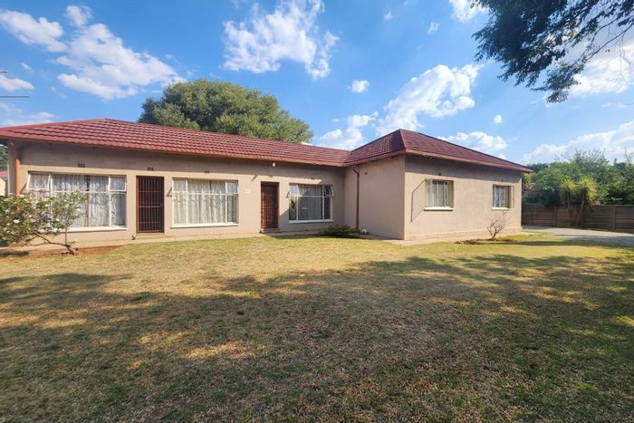 4-Bedroom House in Brakpan Central For Sale with large yard and ample parking.