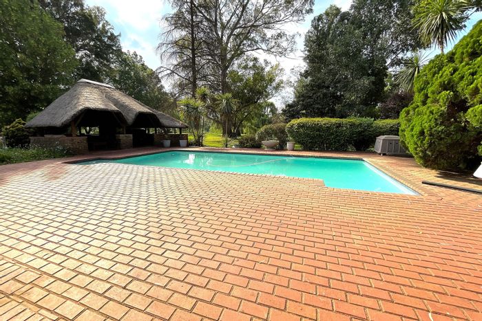 Spacious 5-bedroom house with pool, cottage, and expansive gardens in Henley On Klip. For Sale.