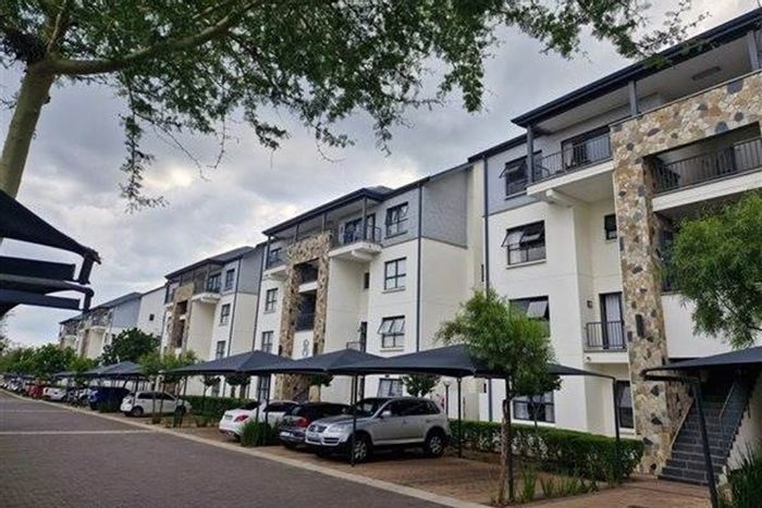 Kyalami Apartment To Rent: 3 Bedrooms, patio, garden, eco-friendly appliances, Lifestyle Centre.