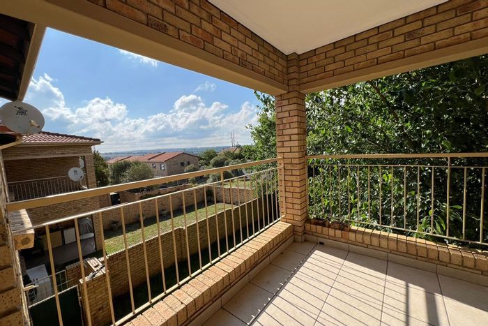 Fourways Apartment To Rent: 2 bedrooms, pool, squash court, secure community amenities.