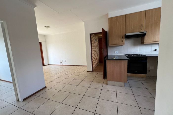 Fourways Apartment To Rent: 2 bedrooms, pool, squash court, secure community amenities.