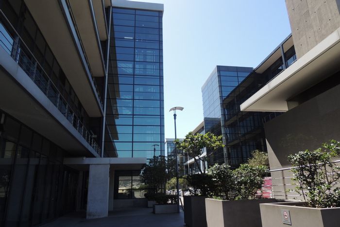 Office To Rent in Woodstock: 196 sqm, air-conditioned, balcony, smart tech, parking.