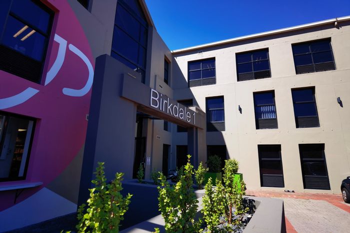 Office To Rent in Mowbray: Amenities include coffee house, canteen, parking, and security.