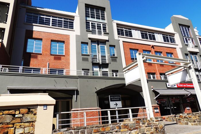 Office To Rent in Green Point: 300sqm, parking, lift access, prime location.