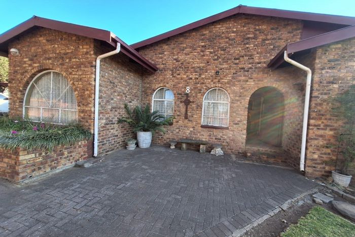 House for Sale in Bethal Central: 3 beds, 2 baths, study, garages, garden.