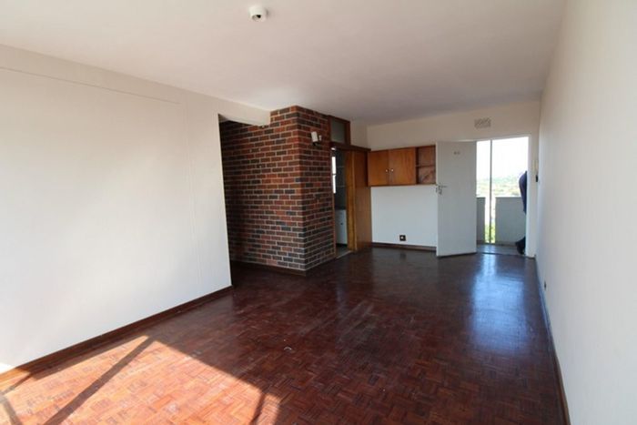 Bellville Central Apartment To Rent: Secure building, 24-hour security, prepaid utilities.