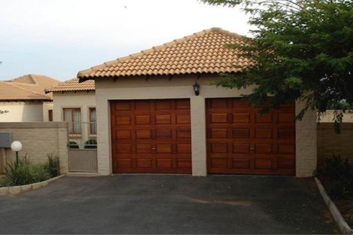 Kyalami Hills Townhouse To Rent: 3 bedrooms, large garden, secure complex amenities.