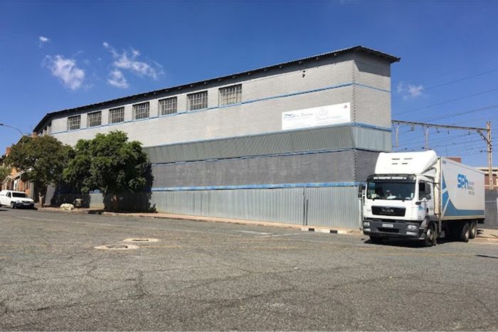 Troyeville Industrial Warehouse To Rent: Spacious, secure with loading docks and office space.