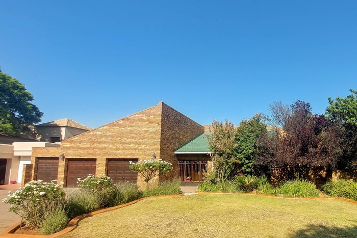 Eldo Park House For Sale: Open plan living, pool, staff room, solar setup.