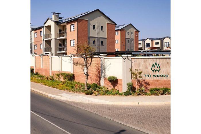 Kyalami Apartment To Rent: 2 beds, pool, clubhouse, security, and easy access.