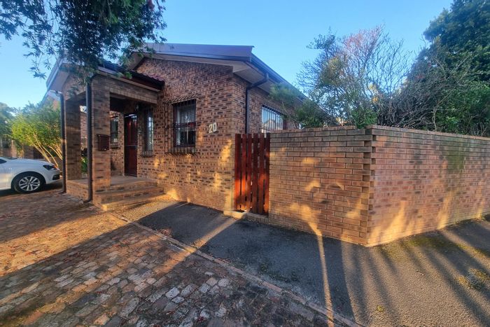 Vredekloof House To Rent: 3 beds, garden, garage, security, pet-friendly.