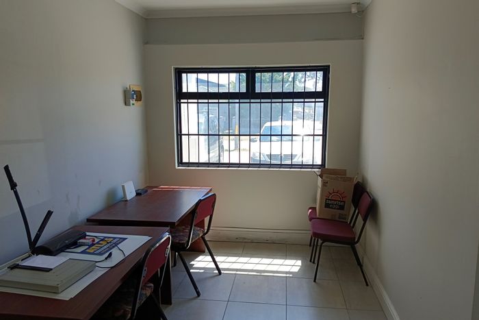 Newton Park Office To Rent: 50sqm with reception, kitchenette, and prepaid utilities.