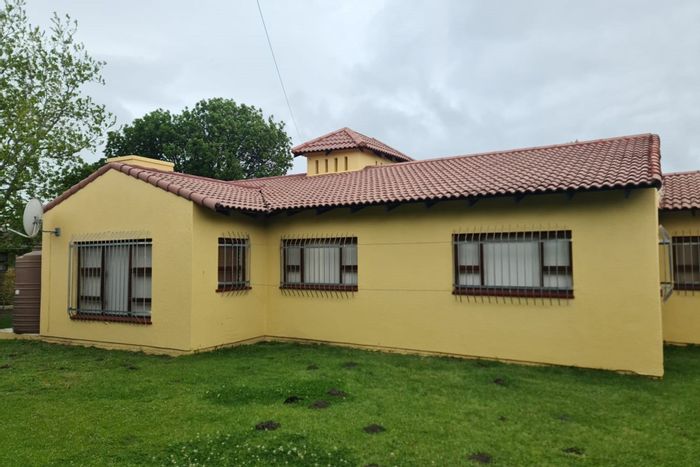 Boskloof House For Sale: 3 bedrooms, indoor braai, study, double garage, water tank.