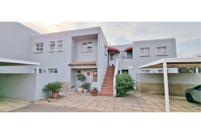 Fourways Gardens Townhouse To Rent: Pool, gardens, parking, close to Fourways Mall.