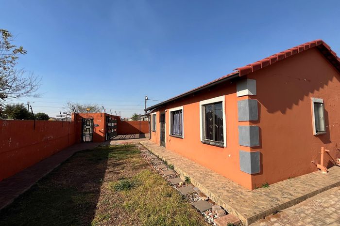 For Sale: House in Windmill Park with spacious yard, open-plan kitchen, and braai area.