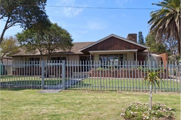 4-bedroom house for sale in Humansdorp Central with solar power and versatile outbuilding.