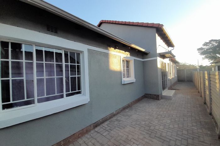 To Rent: House in Andeon with 4 bedrooms, garden, and 24/7 security.