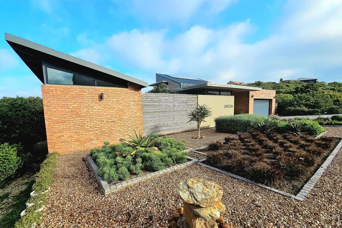 For Sale: House in Paradise Beach with 3 beds, garden, garage, and playground.