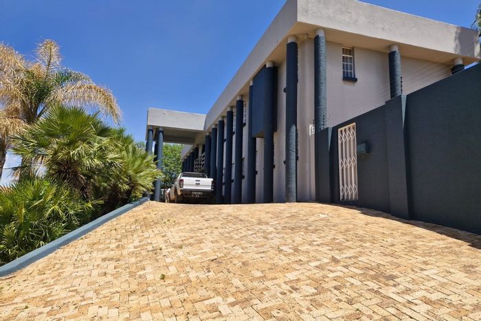 Spacious Wilkoppies house for sale: pool, sauna, garage, and ample parking.