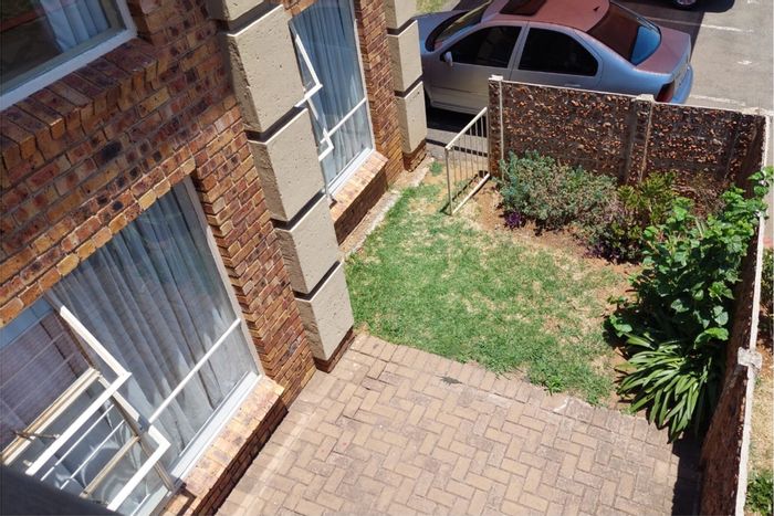 Liefde En Vrede Townhouse For Sale: 2 beds, pool, garden, security included.