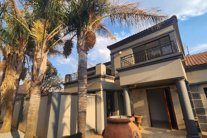 For Sale: Townhouse in Kenleaf with 3 bedrooms, double garage, and private yard.