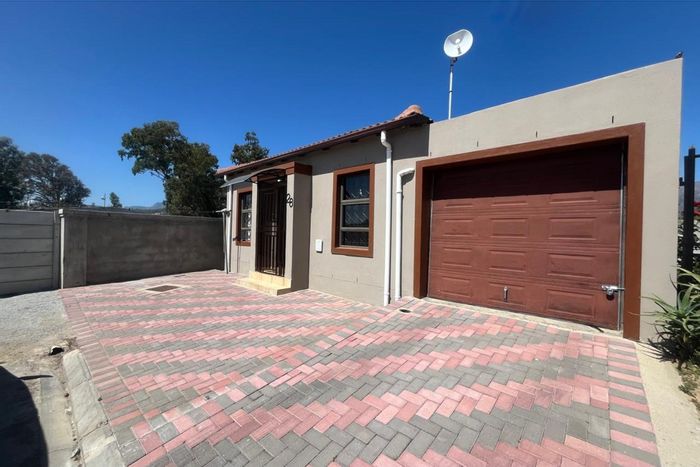 Three-bedroom house to rent in Dal Josafat with garage and open-plan living.