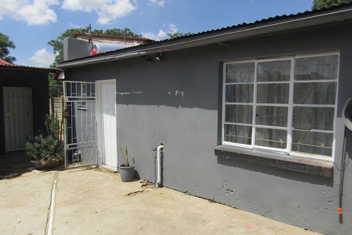 Cottage To Rent in Turffontein: One bedroom, garden, parking, fiber internet access.