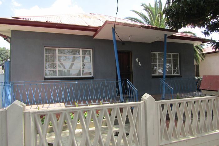 Turffontein House To Rent: 3 bedrooms, garden, braai area, staff accommodation, fiber internet.