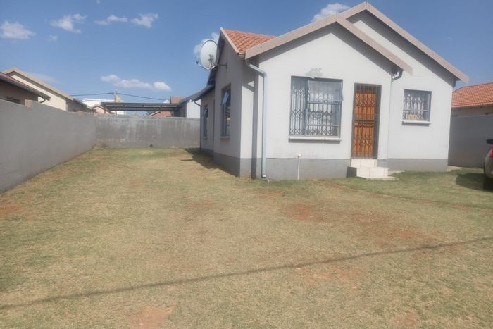 House to Rent in Fleurhof: 3 bedrooms, large yard, parking for 6 cars.