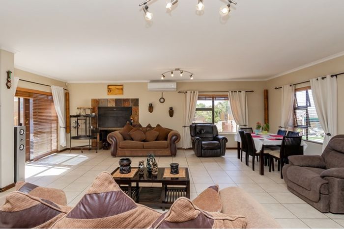 For Sale: Spacious Uitzicht house with pool, 4 garages, and ample parking.