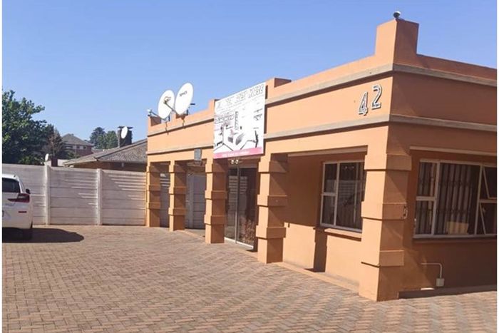 For Sale: Guest House in Vanderbijlpark CW 3 with 7 rooms and flat.