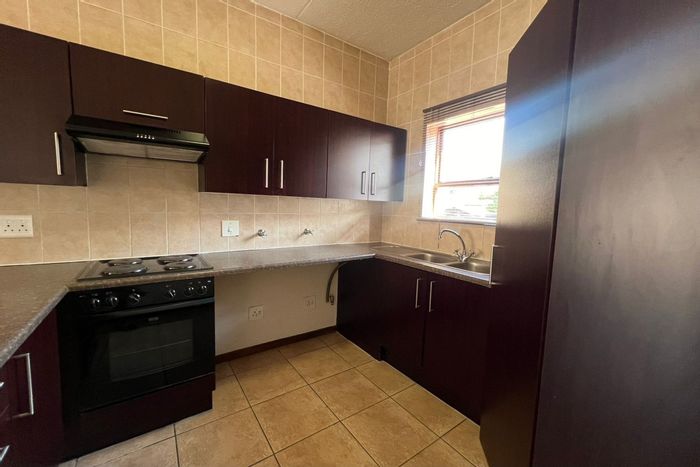 Spacious Paulshof apartment with pool, braai areas, and easy highway access. To Rent.