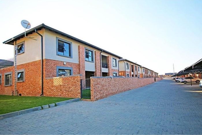 2-Bedroom Apartment to Rent in Noordwyk with Pool, Security, and Fiber Ready.