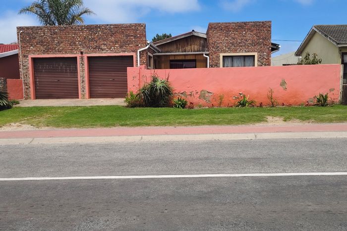 For Sale: House in Pacaltsdorp with 3 bedrooms, braai area, and garages.