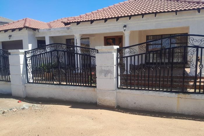 House to Rent in Mogwase Central: 2 beds, 2 baths, garage, prepaid utilities.