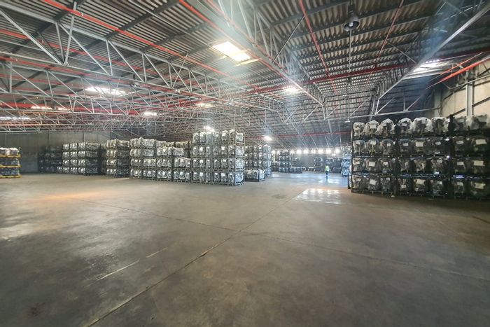 Industrial Warehouse To Rent in Struandale Industrial: 3460m2, secure complex, Superlink access.