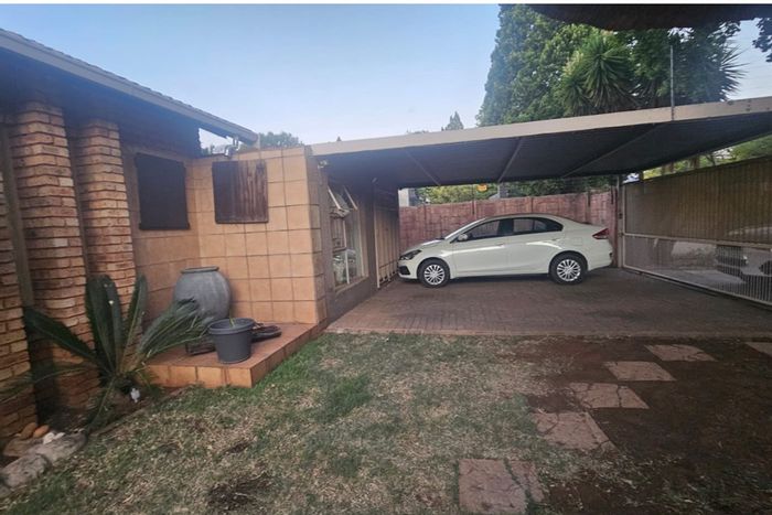 For Sale: Wierda Park House with pool, study, braai area, and carports.