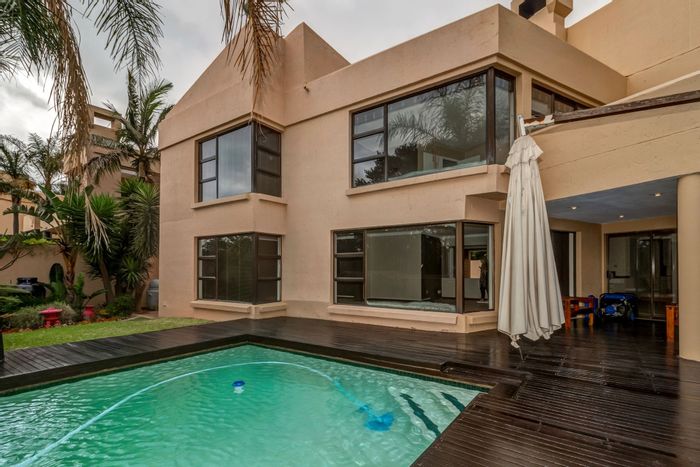 Lonehill Townhouse To Rent: Pool, garden, gym, office, 24hr security, convenient location.