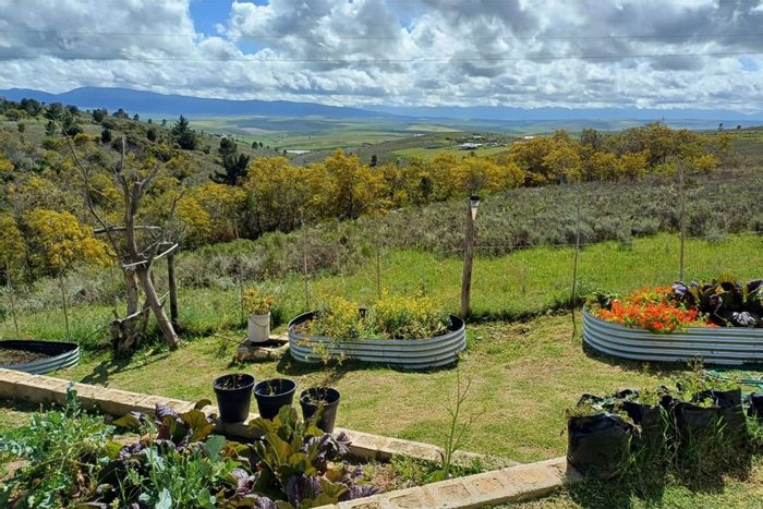 Self-sustaining house in Tesselaarsdal with solar, borehole, and pool. For Sale.