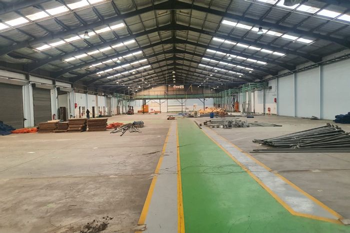 To Rent: 4,300m2 Industrial Warehouse in Secure Deal Party Park with Private Yard.