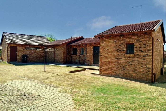 For Sale: House in Dalpark Ext 11 with garden, double garage, and cottage.