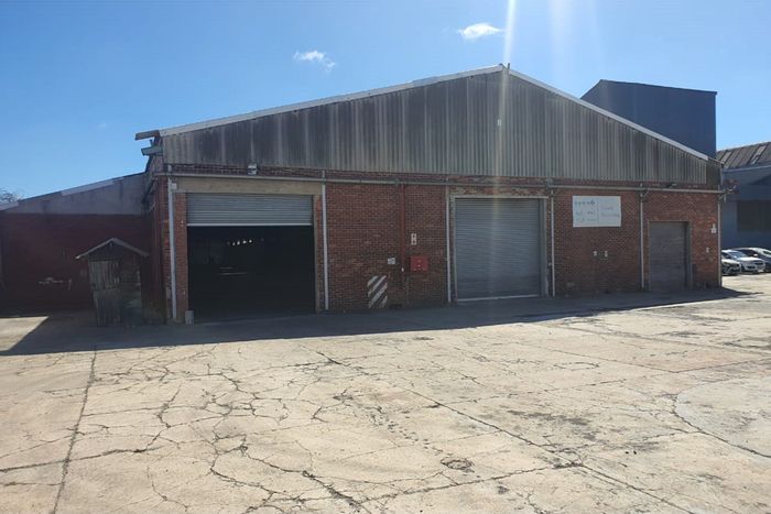 4,021m2 warehouse with 24-hour security and easy N2 access in Deal Party.